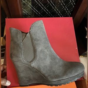VAN ELI Jar Grey Suede Leather Pull On Platform Wedge Bootie Size 11M Brand New.